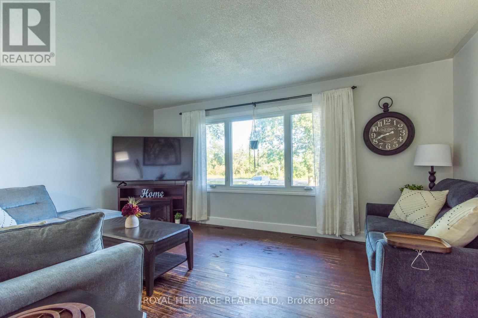 444 LAZIER ROAD Image 7