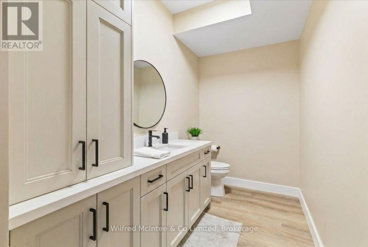 225 SAUGEEN STREET Image 17