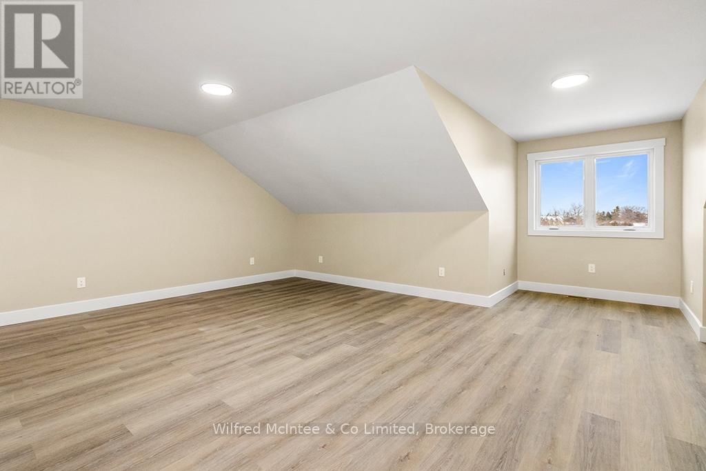 225 SAUGEEN STREET Image 21