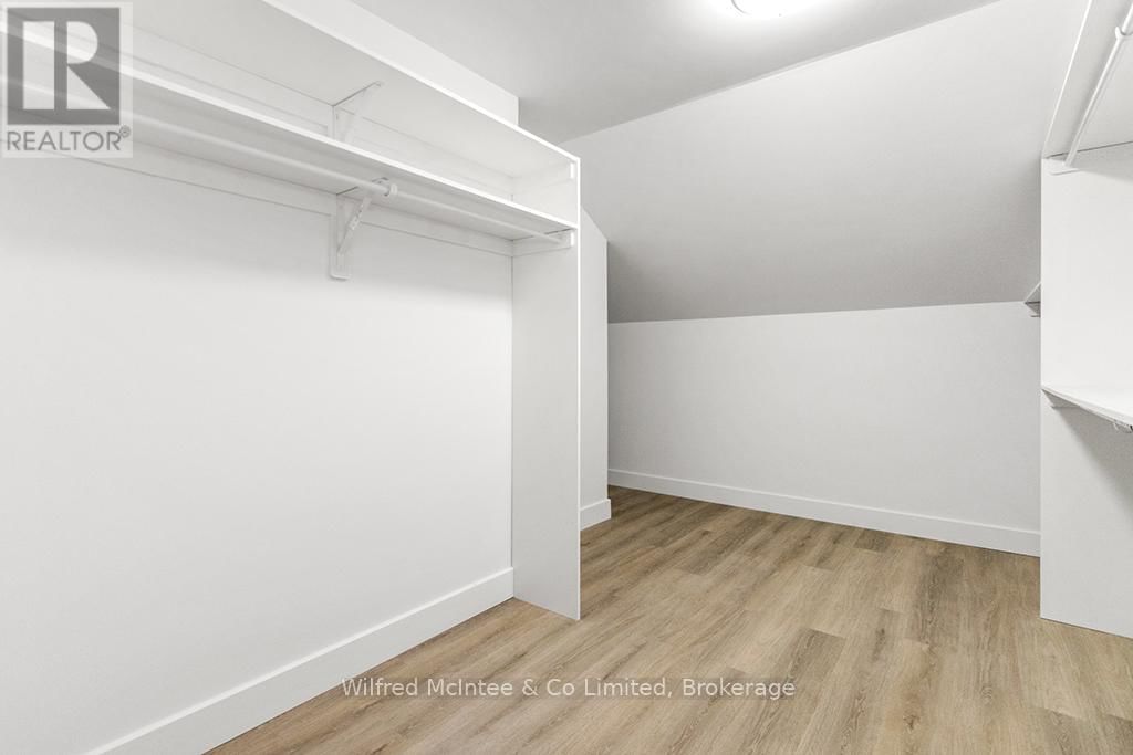 225 SAUGEEN STREET Image 25