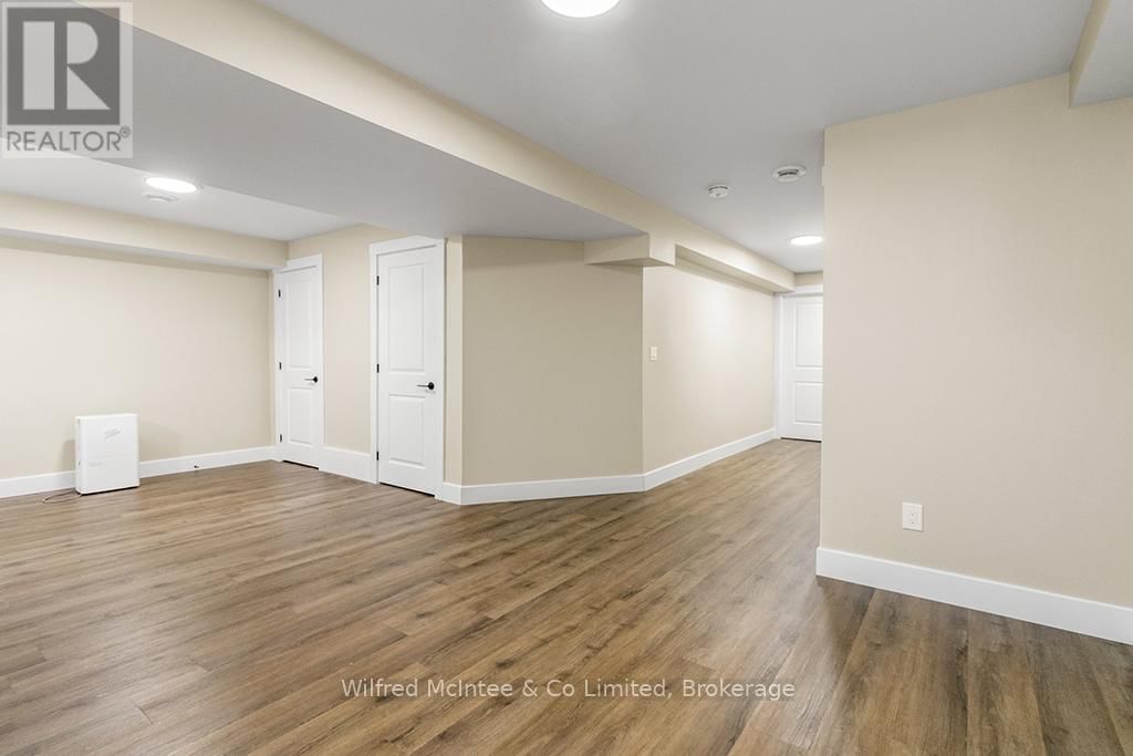 225 SAUGEEN STREET Image 28