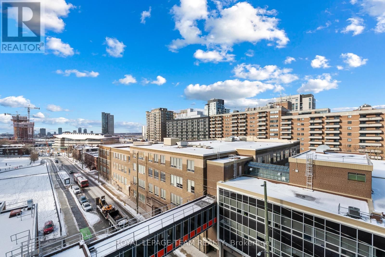 901 - 200 BAY STREET Image 16