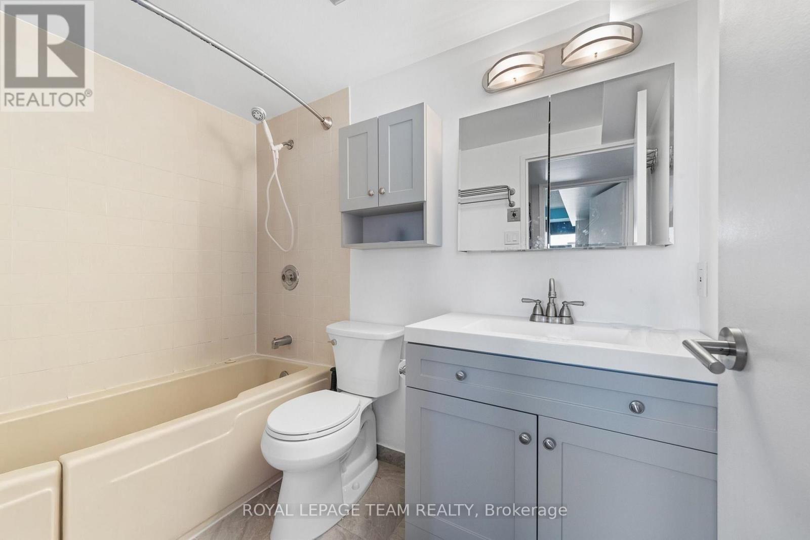 901 - 200 BAY STREET Image 18