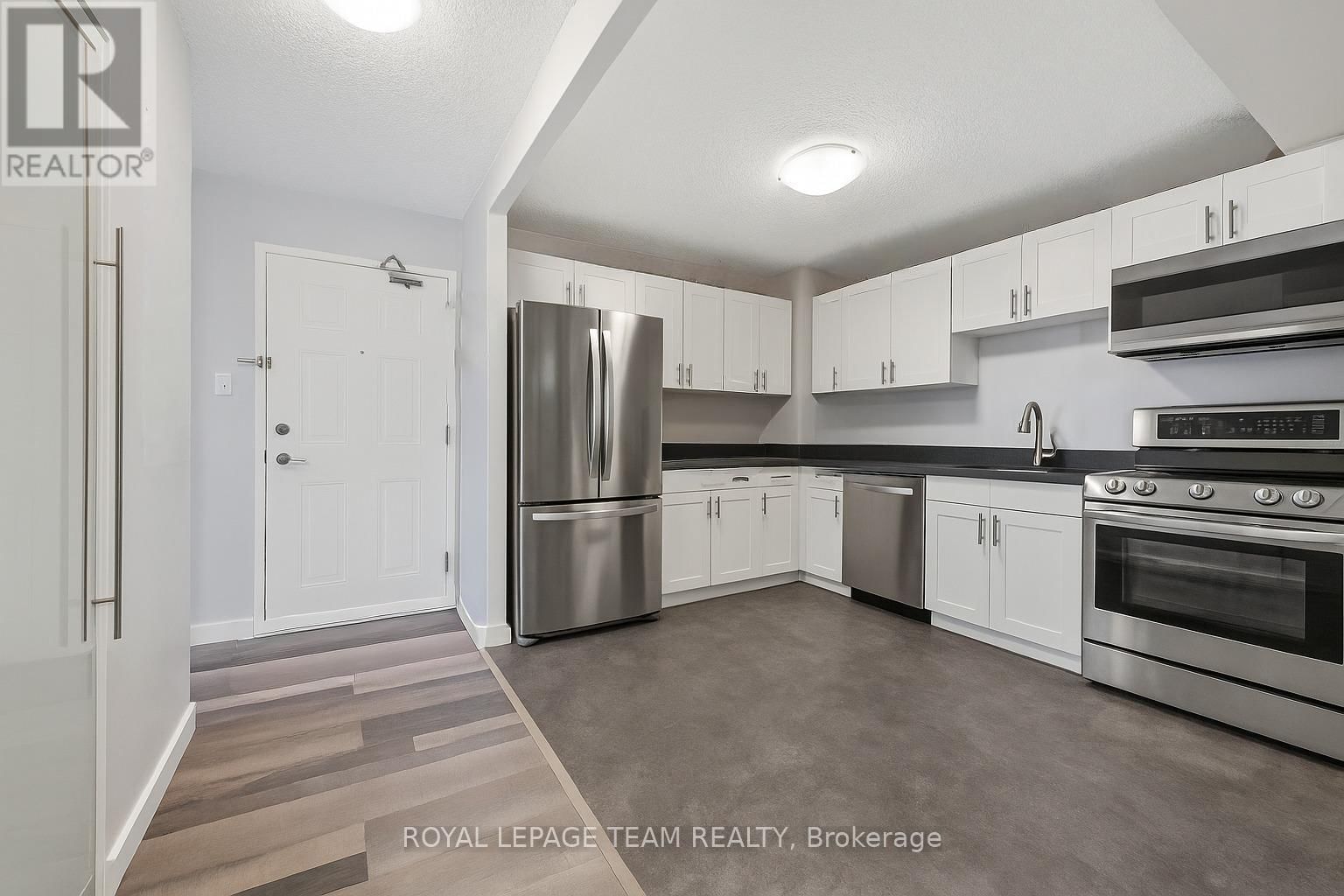 901 - 200 BAY STREET Image 2