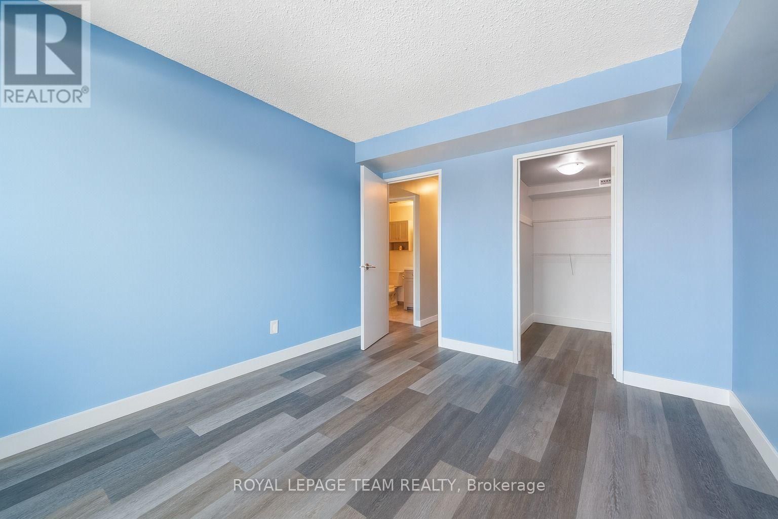 901 - 200 BAY STREET Image 25