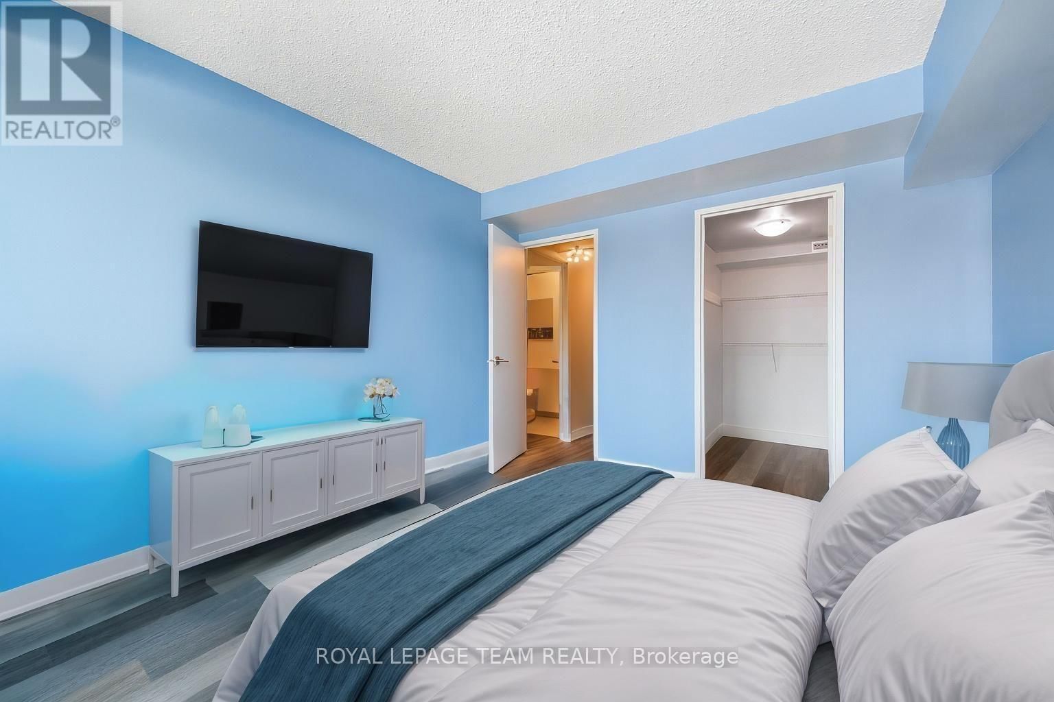 901 - 200 BAY STREET Image 27