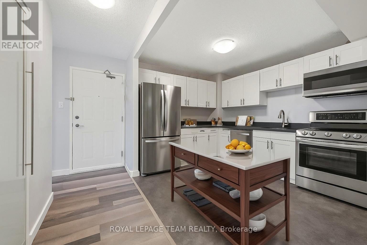 901 - 200 BAY STREET Image 3