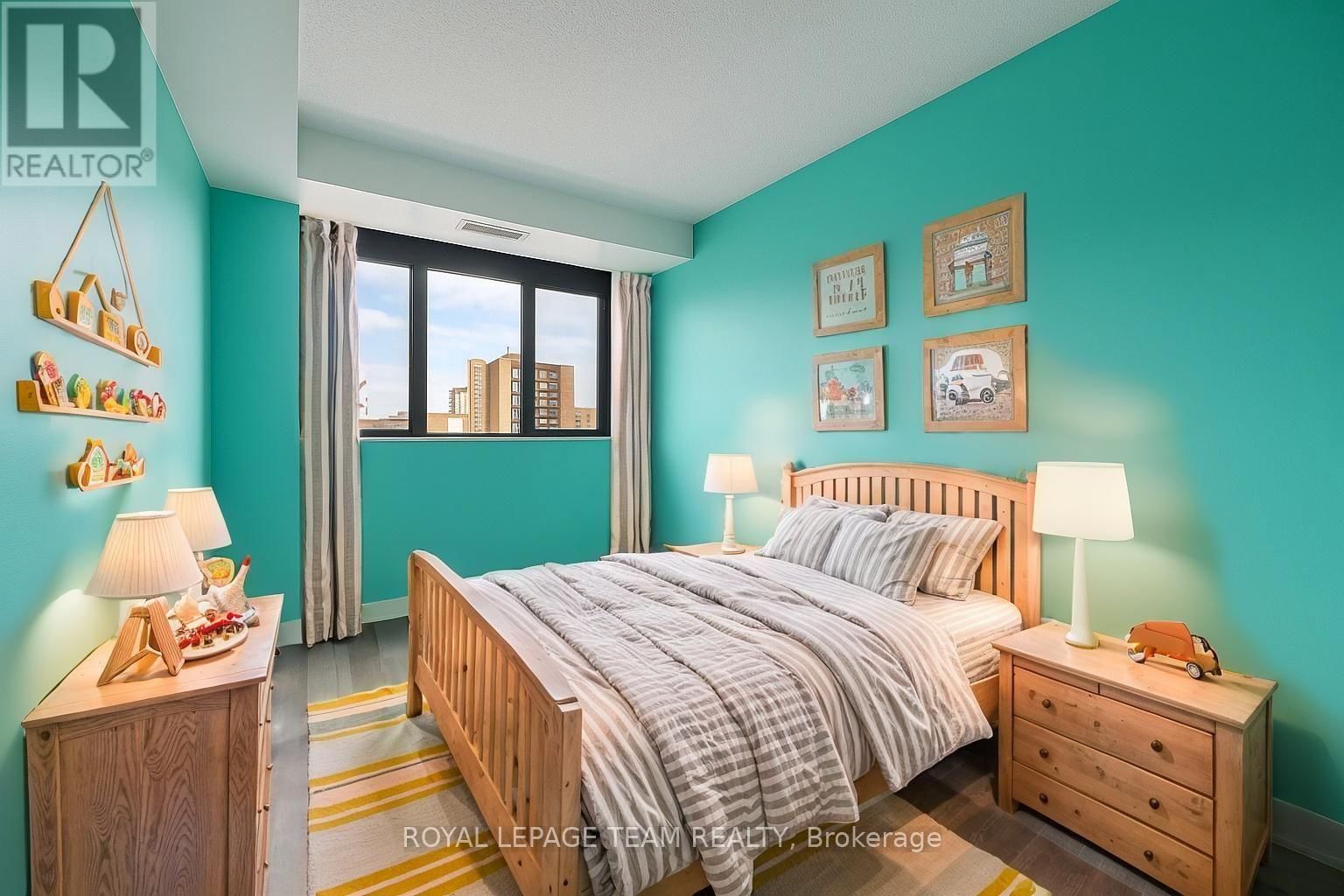 901 - 200 BAY STREET Image 34