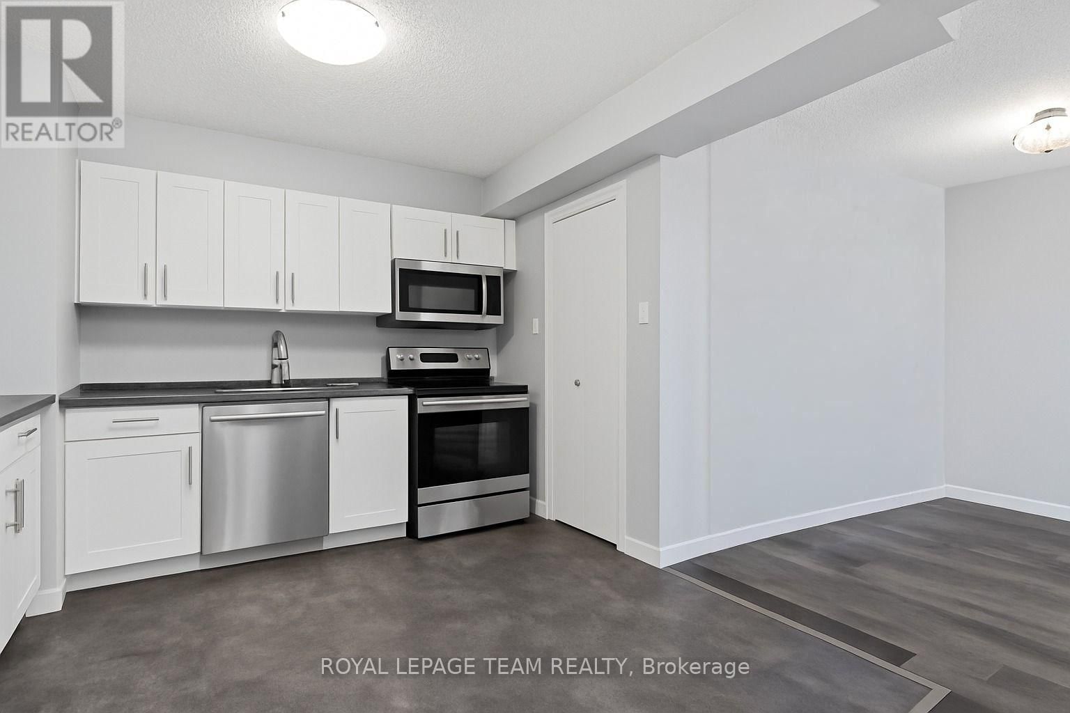 901 - 200 BAY STREET Image 4