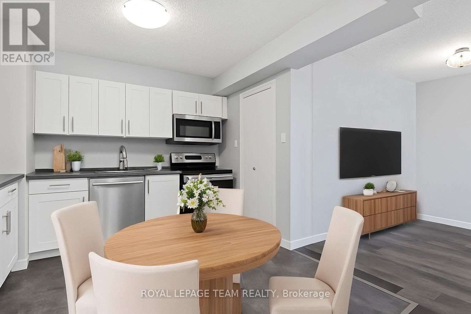 901 - 200 BAY STREET Image 5