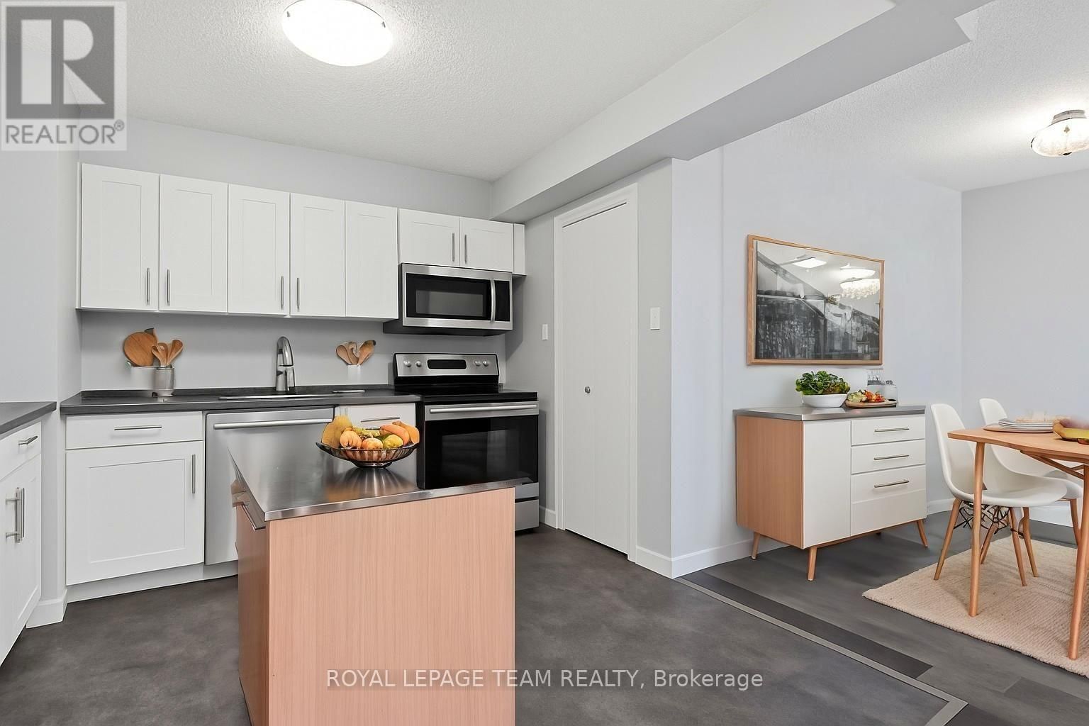 901 - 200 BAY STREET Image 6