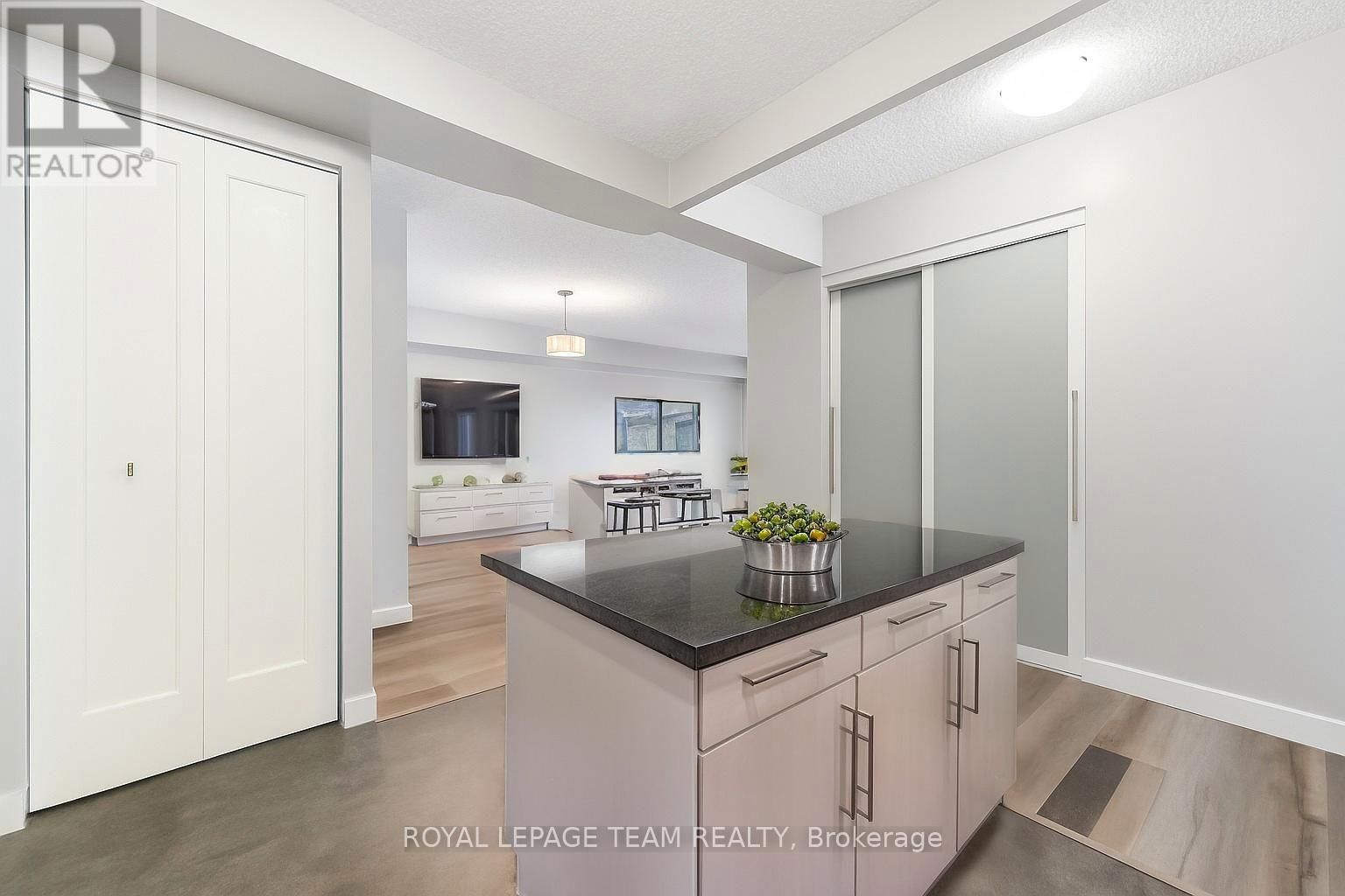 901 - 200 BAY STREET Image 8