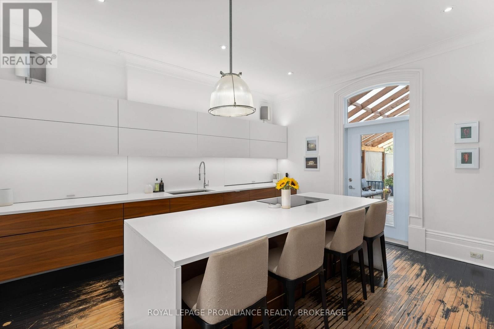 28 WELLINGTON STREET Image 10