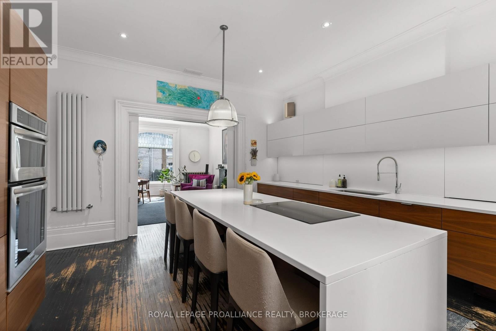 28 WELLINGTON STREET Image 11