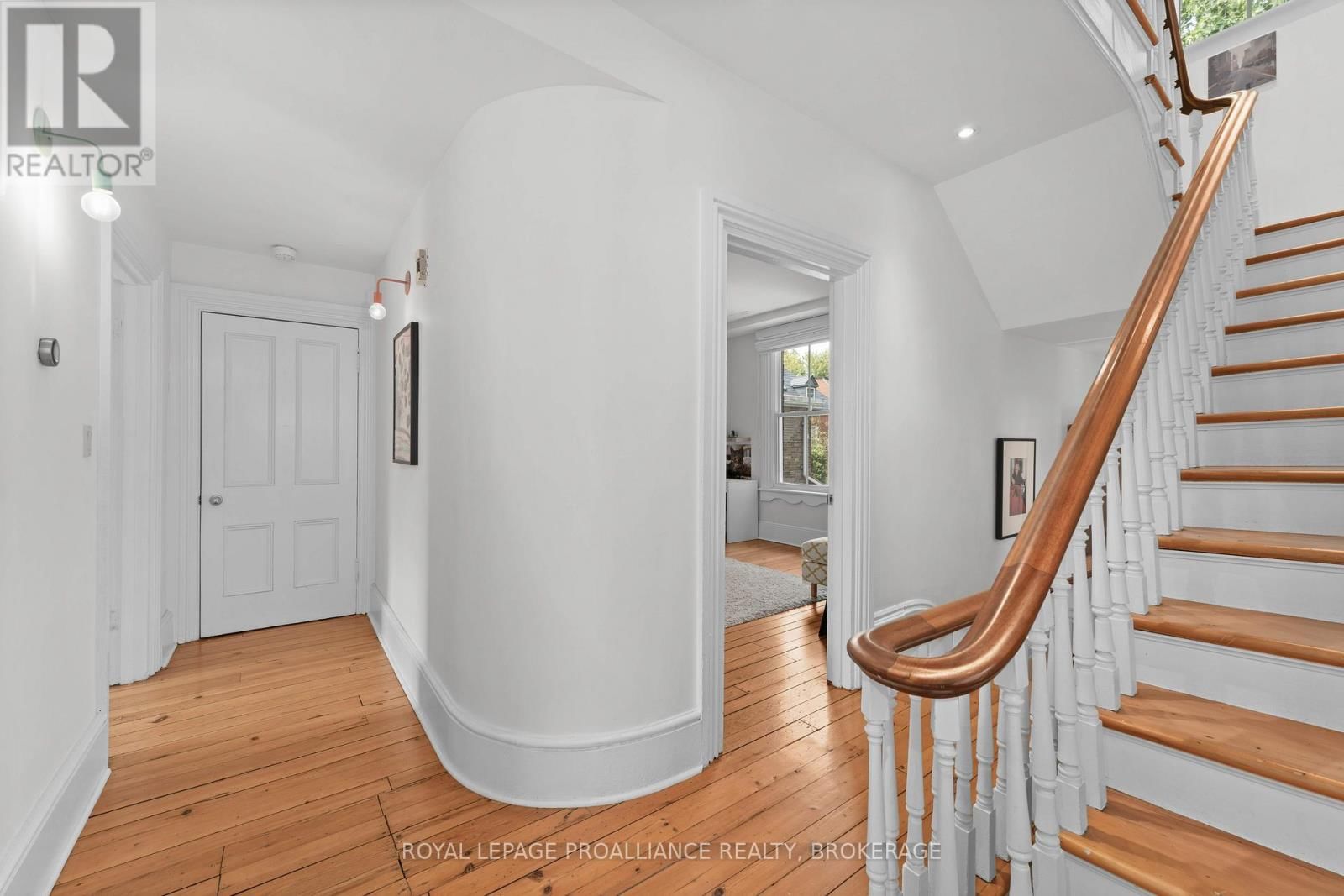 28 WELLINGTON STREET Image 20