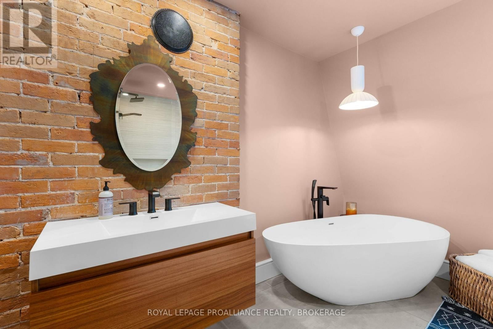 28 WELLINGTON STREET Image 30