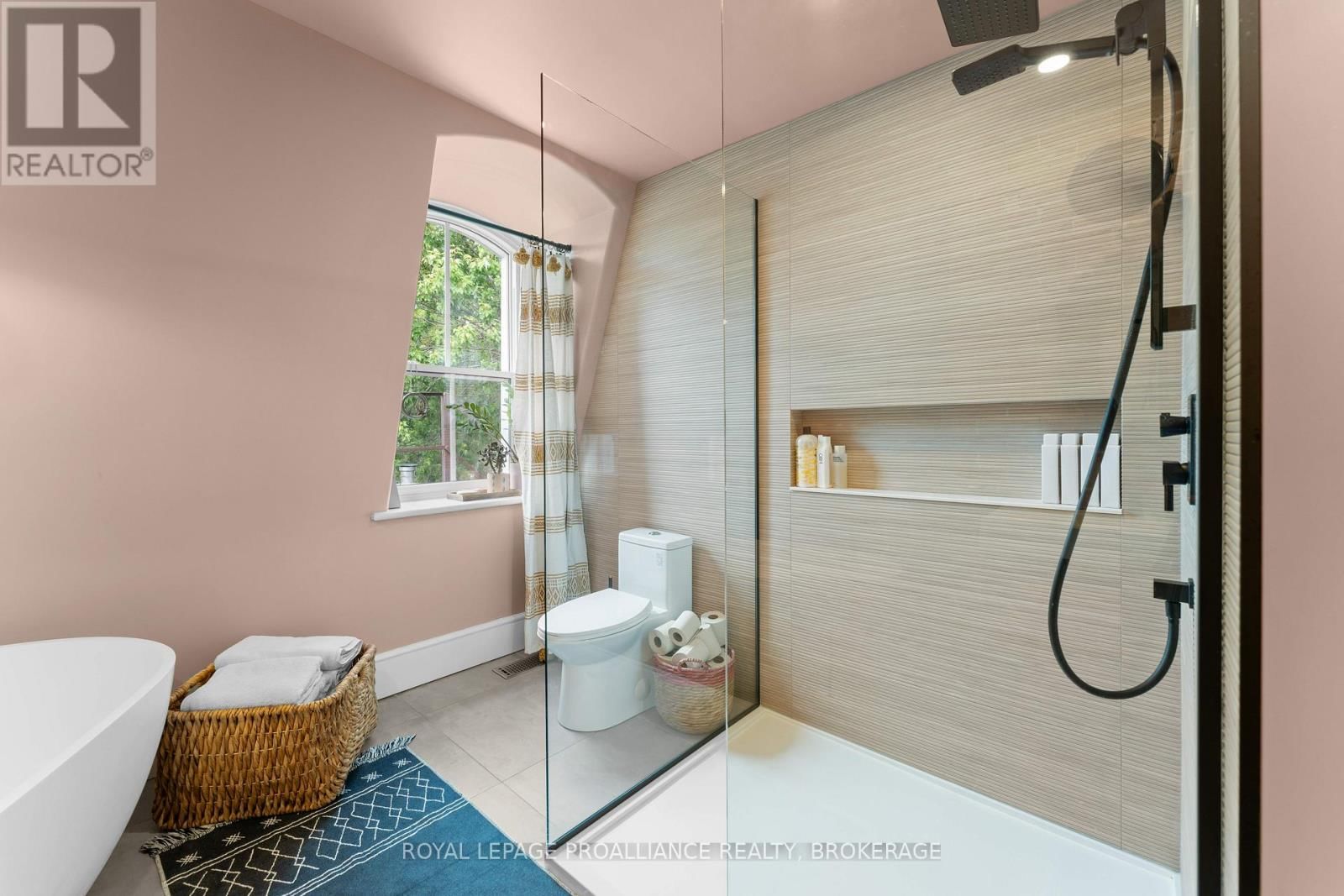 28 WELLINGTON STREET Image 31