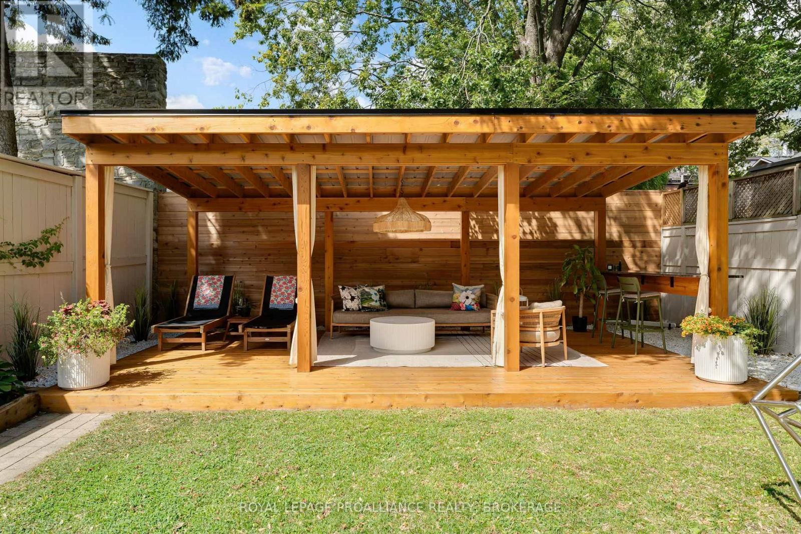 28 WELLINGTON STREET Image 36