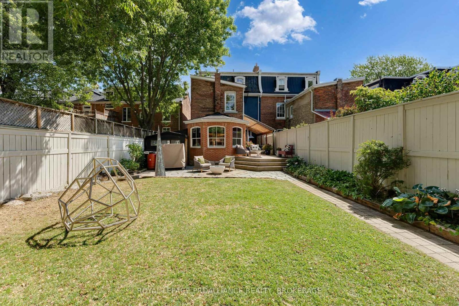 28 WELLINGTON STREET Image 40