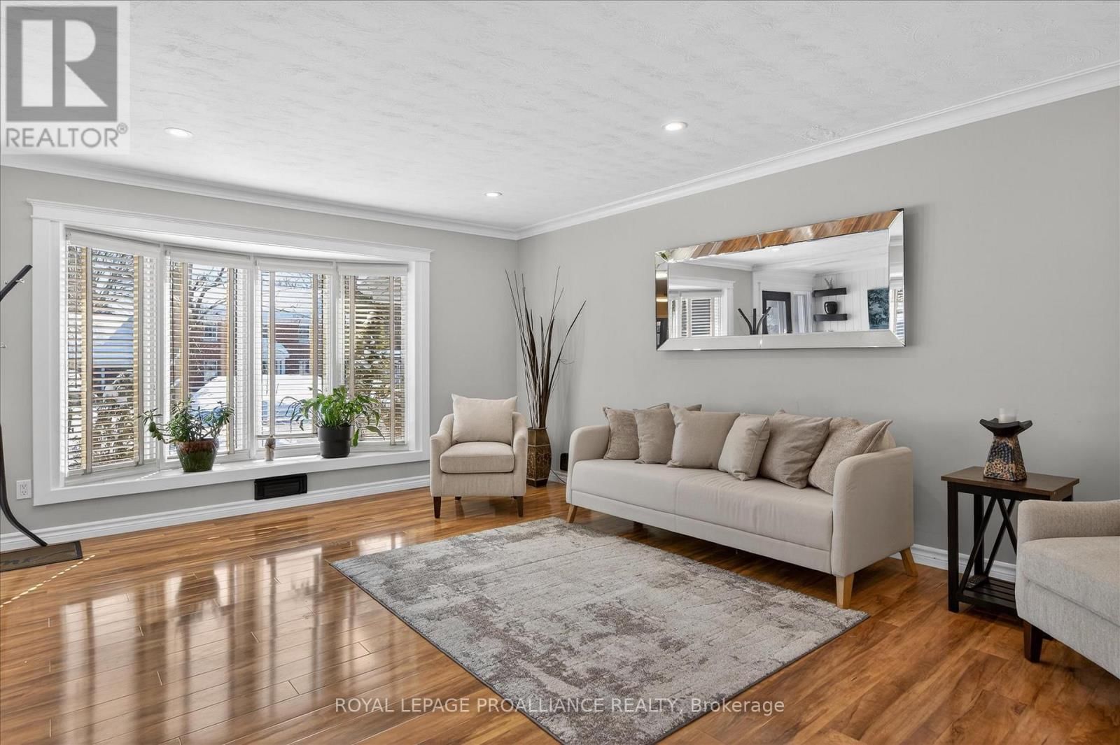 960 WELLER STREET NORTH Image 4