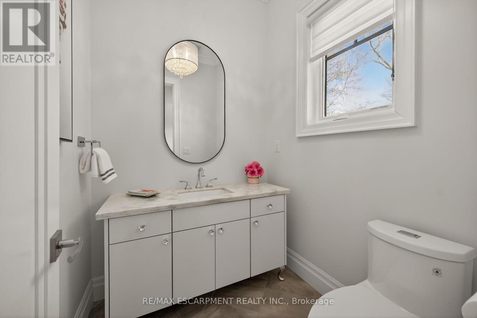 747 VERNON PLACE Image 12