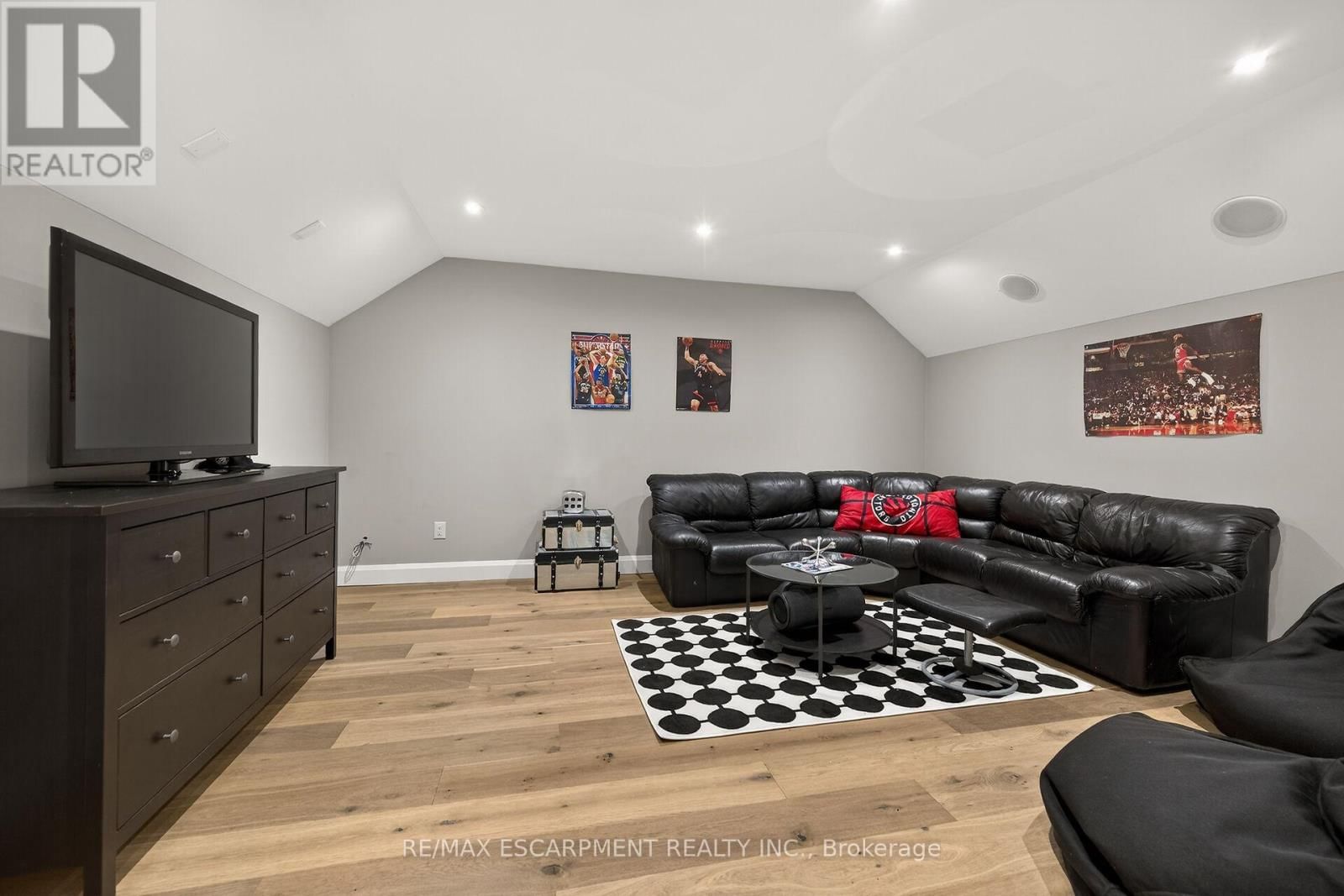 747 VERNON PLACE Image 23