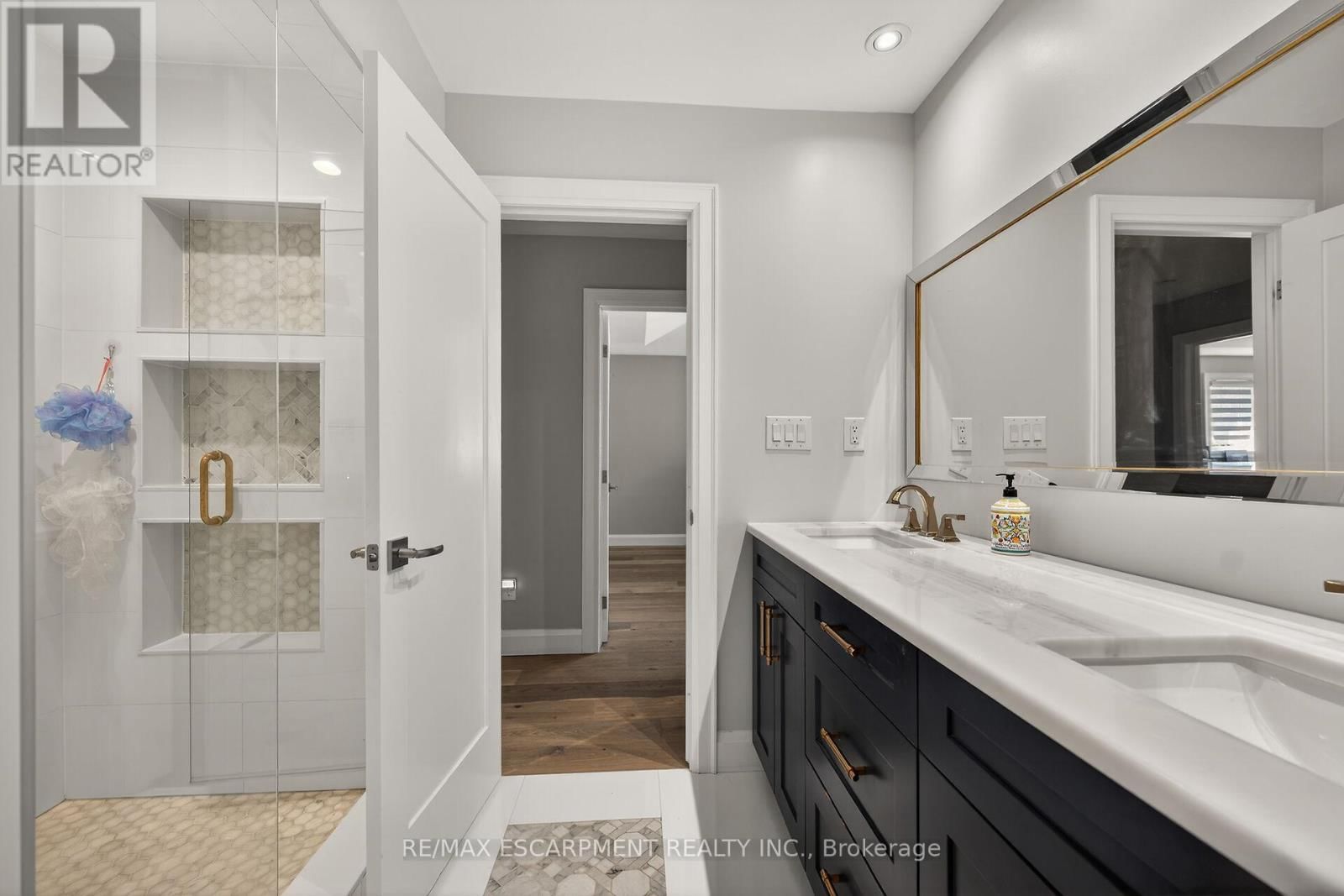 747 VERNON PLACE Image 29