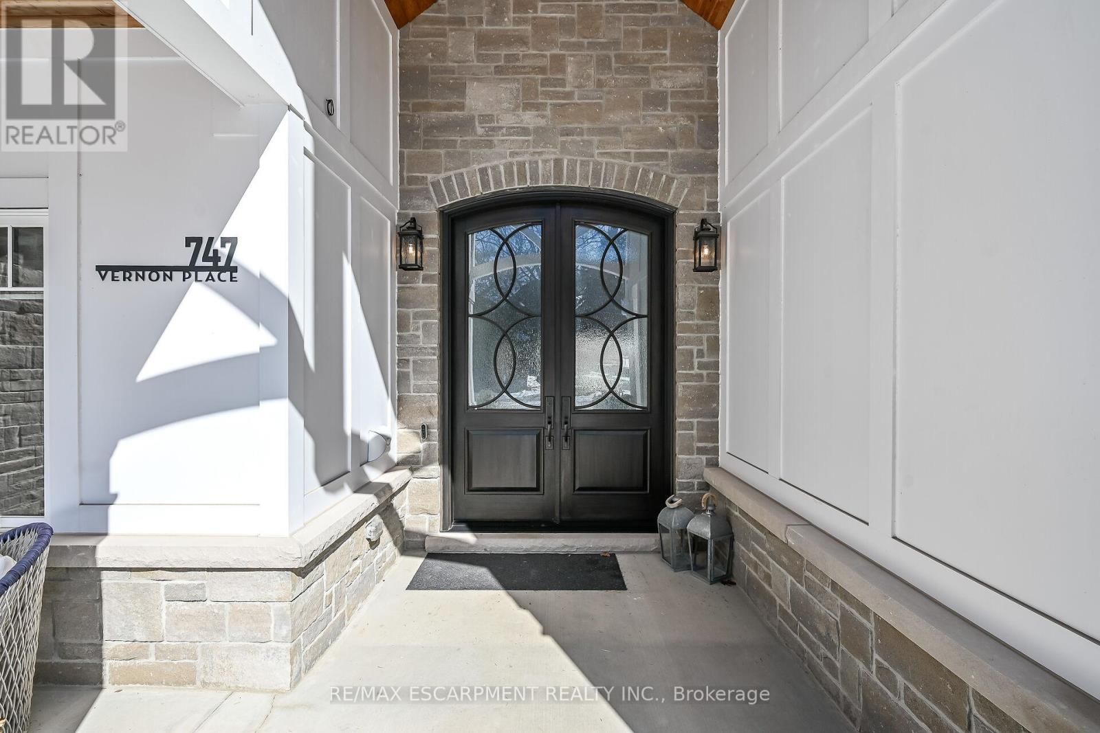 747 VERNON PLACE Image 3