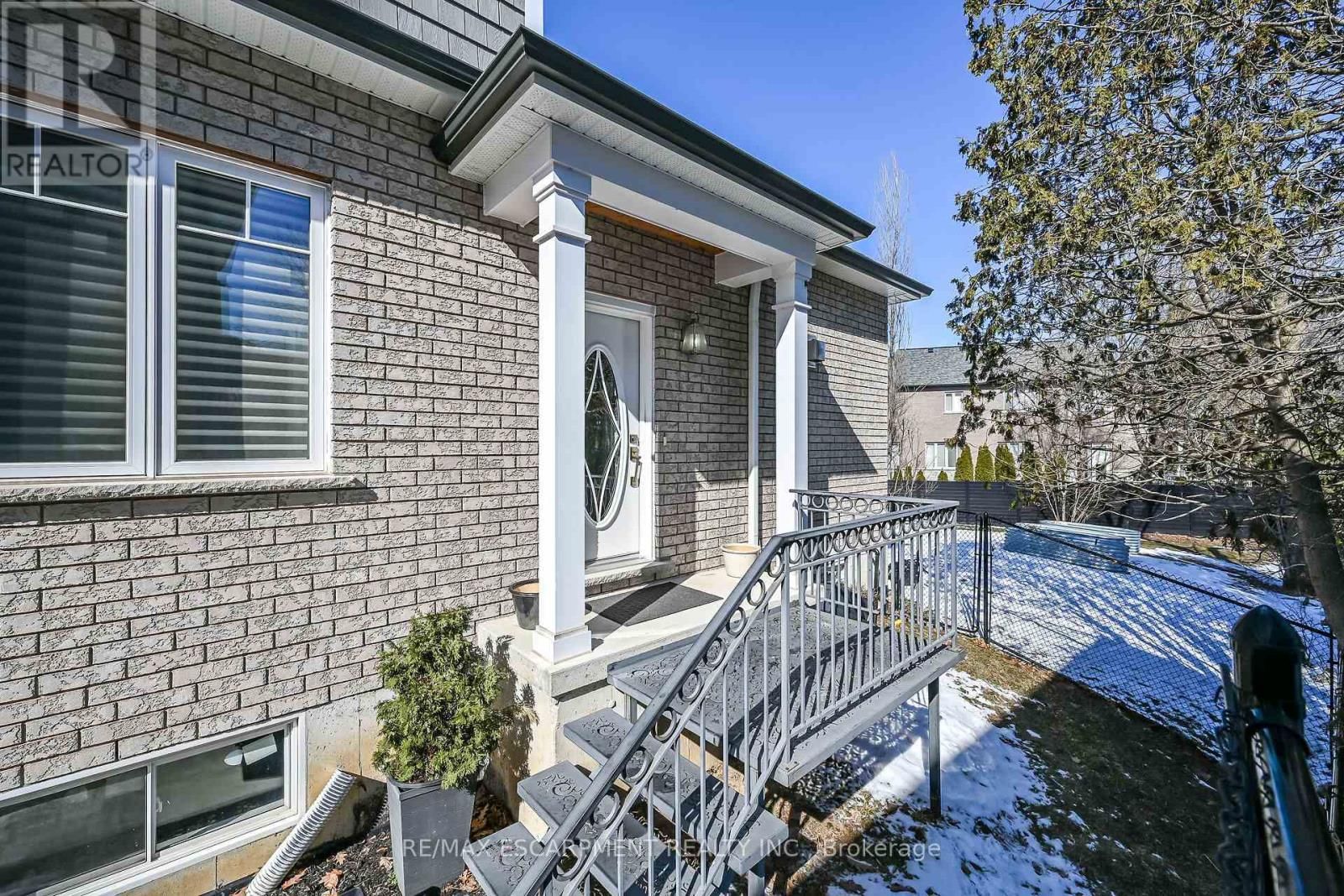 747 VERNON PLACE Image 34