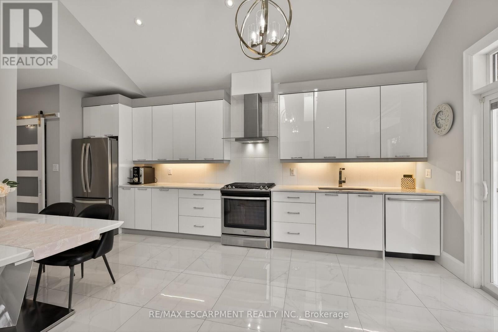 747 VERNON PLACE Image 38