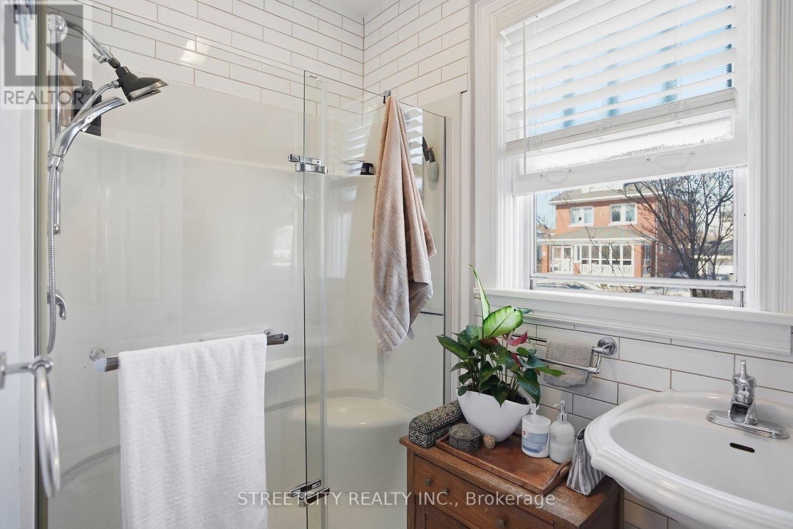 82 WELLINGTON STREET Image 12