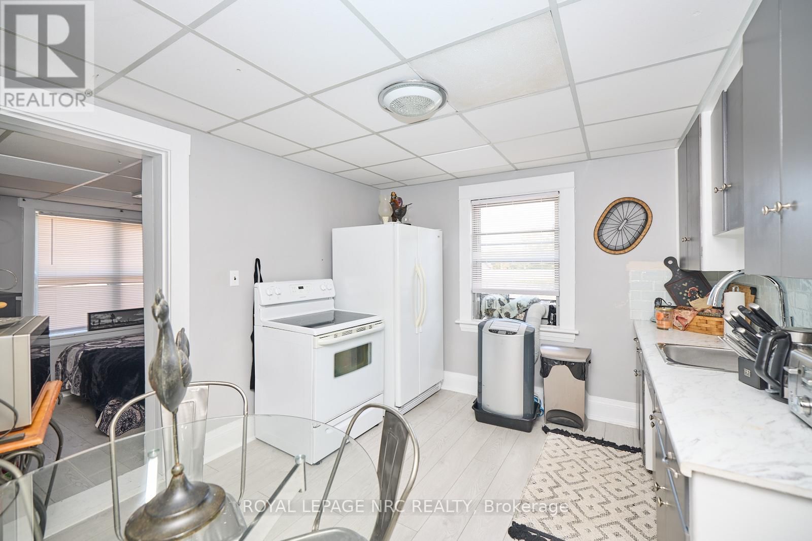 3758 MAIN STREET Image 12