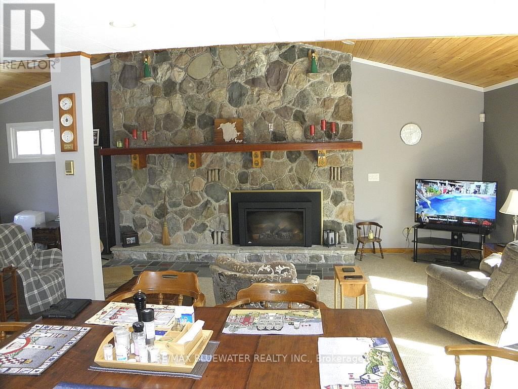 6386 VICTORIA AVENUE Image 17