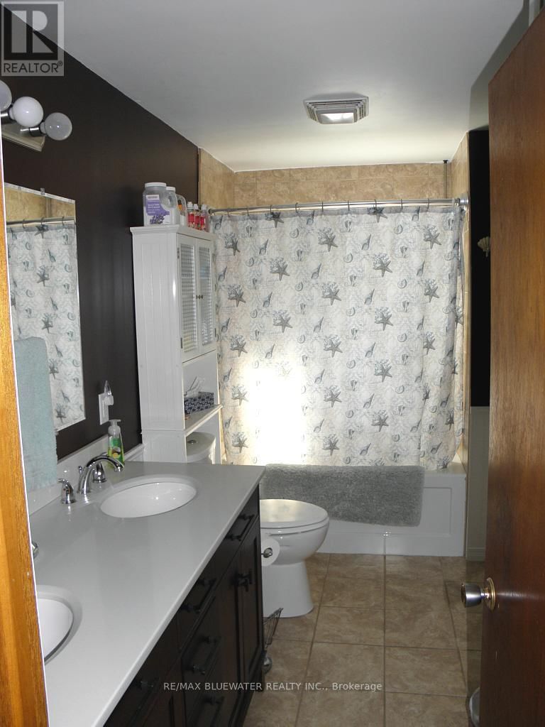 6386 VICTORIA AVENUE Image 21