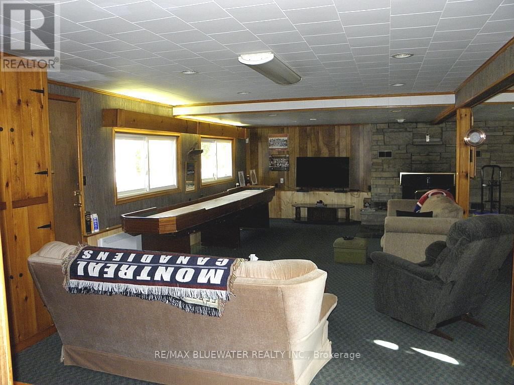 6386 VICTORIA AVENUE Image 34