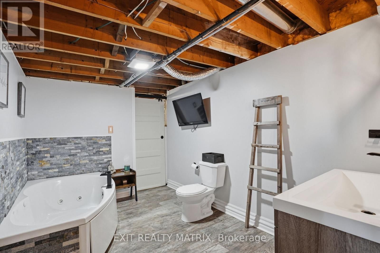 635 FRONT ROAD WEST Image 23