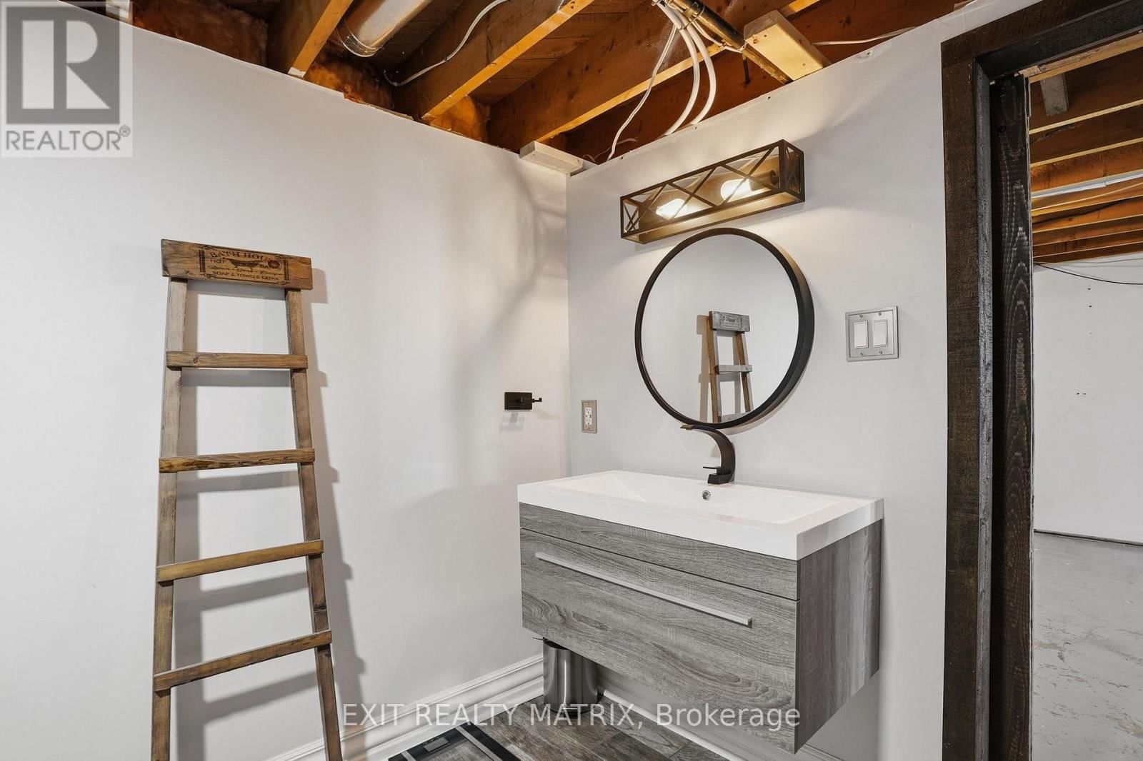 635 FRONT ROAD WEST Image 24