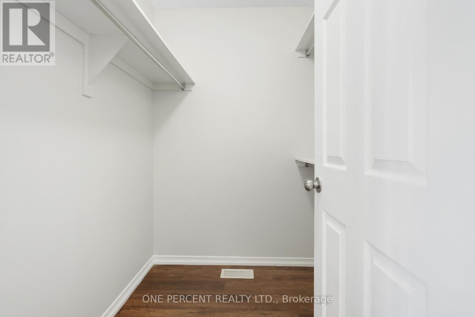 209 ROLLING MEADOW CRESCENT Image 23