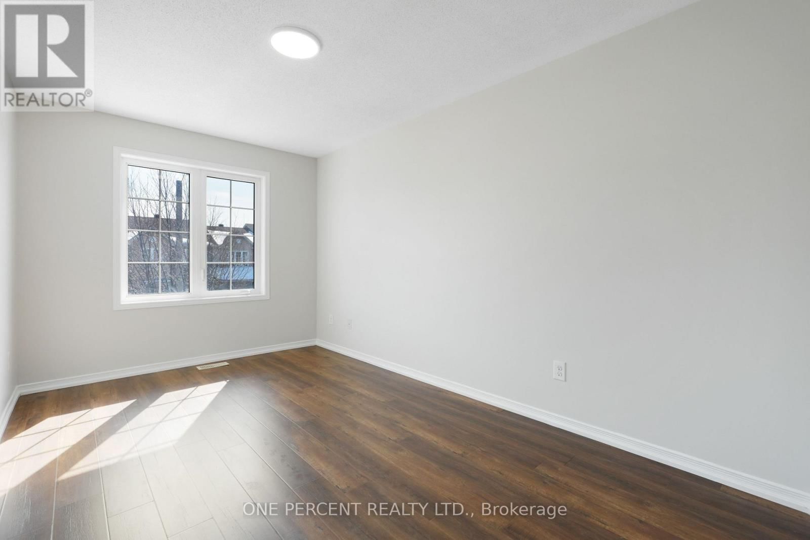 209 ROLLING MEADOW CRESCENT Image 24