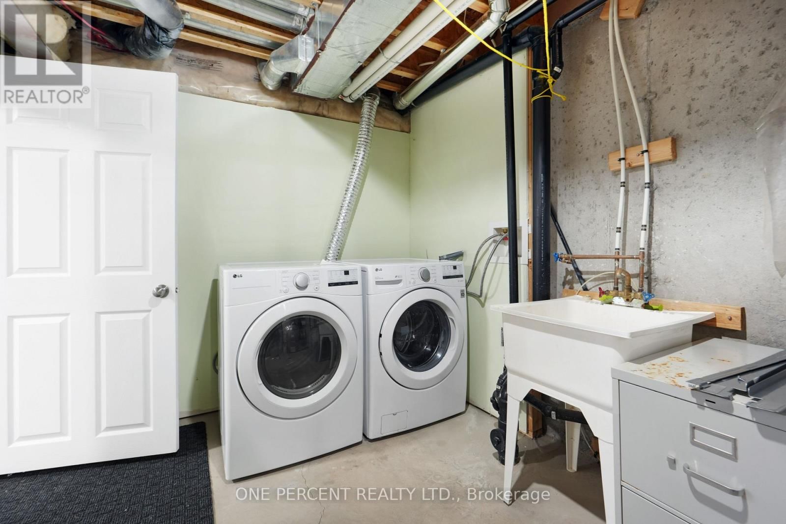 209 ROLLING MEADOW CRESCENT Image 32