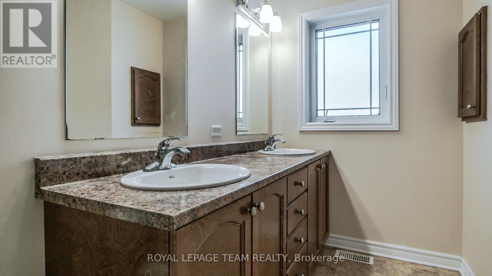 403 TEMISKAMING CRESCENT Image 16