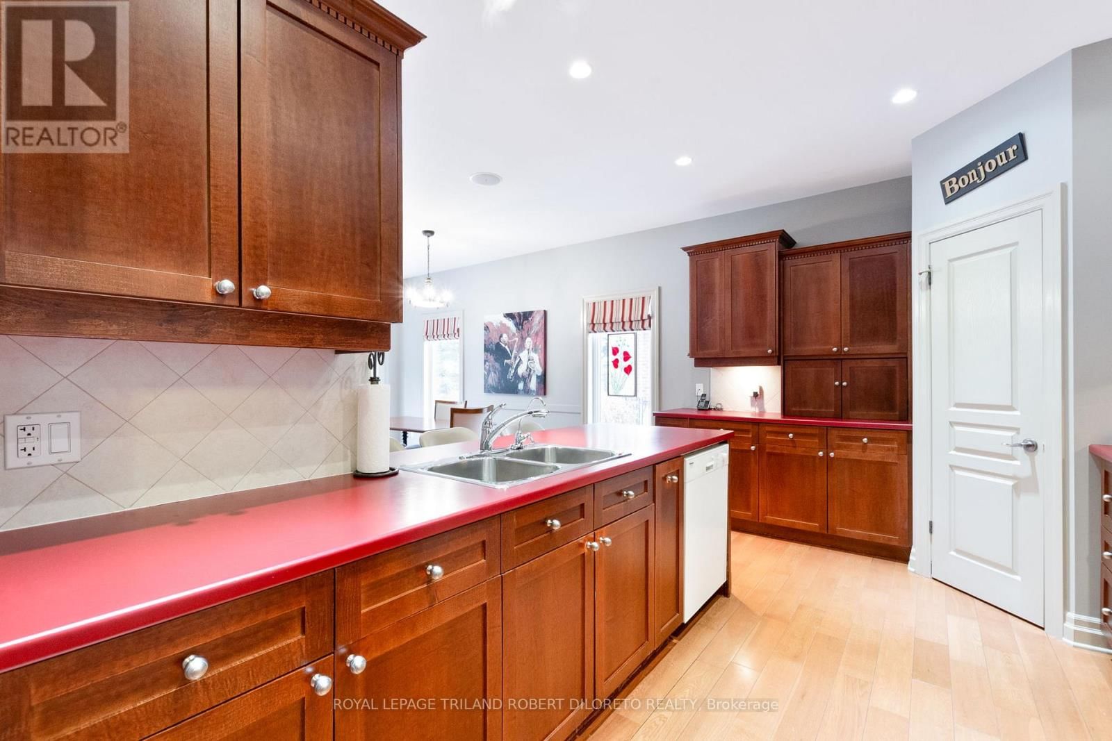 979 APRICOT PLACE Image 23