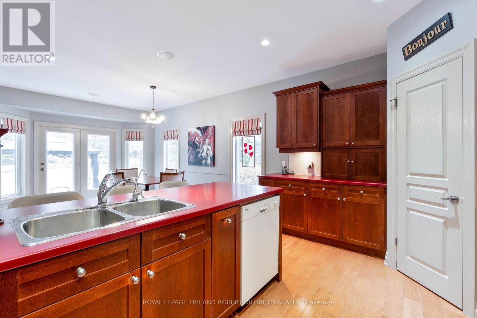 979 APRICOT PLACE Image 24