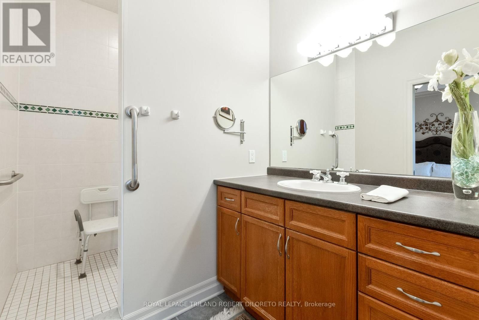 979 APRICOT PLACE Image 32