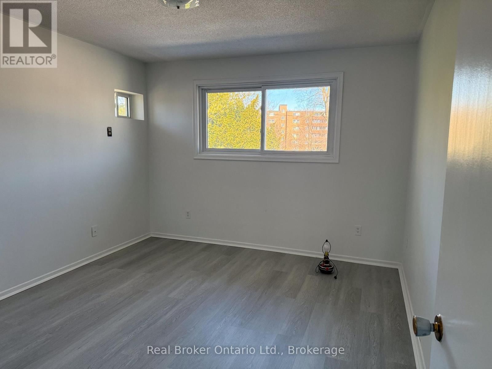 3 - 36 GRAHAM AVENUE Image 16