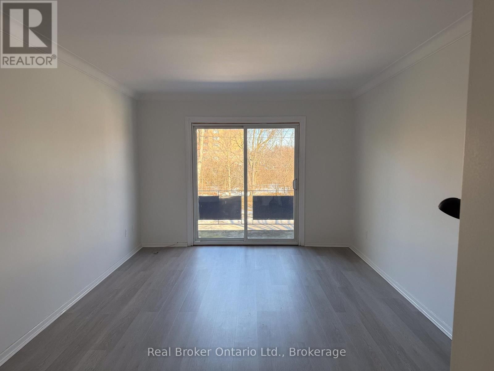 3 - 36 GRAHAM AVENUE Image 8