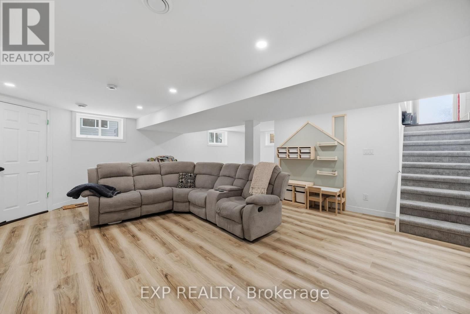 597 GOLD STREET Image 27