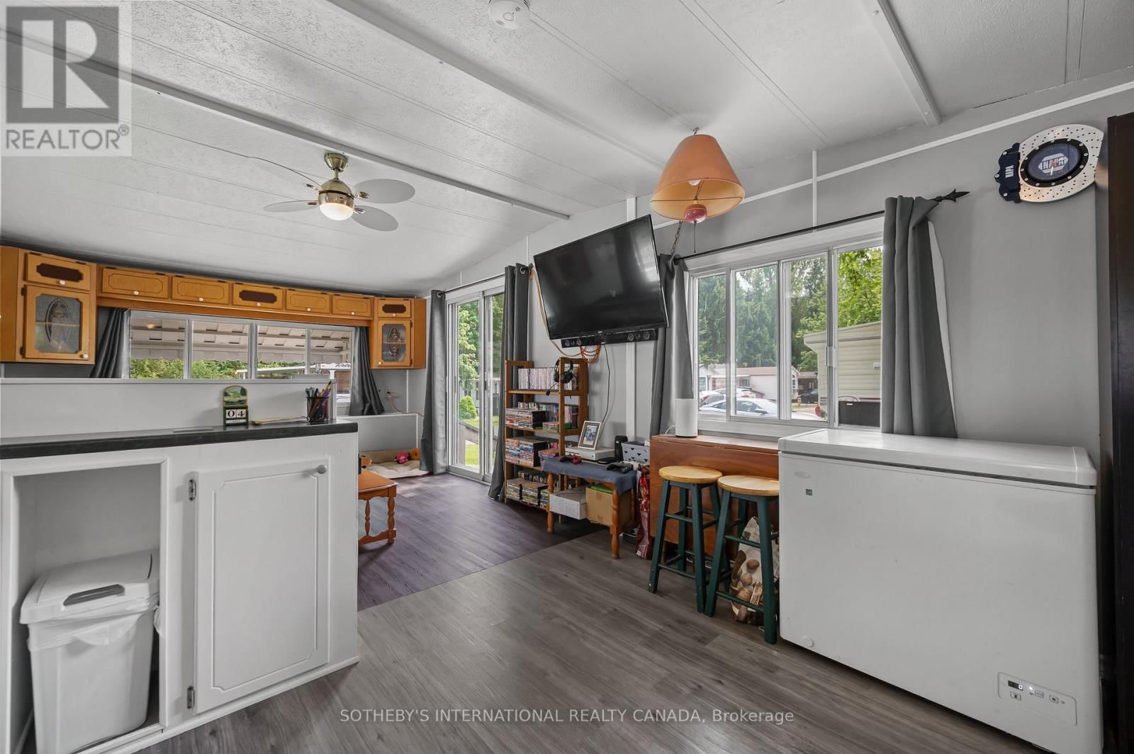 215 - 580 BEAVER CREEK ROAD Image 13