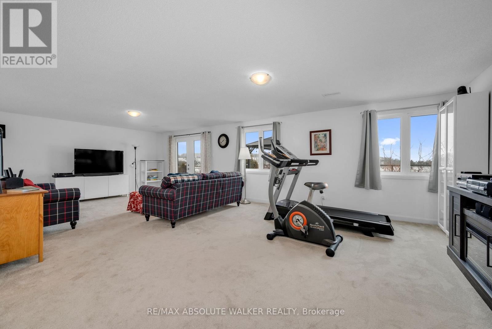 1013 DIAMOND STREET Image 24