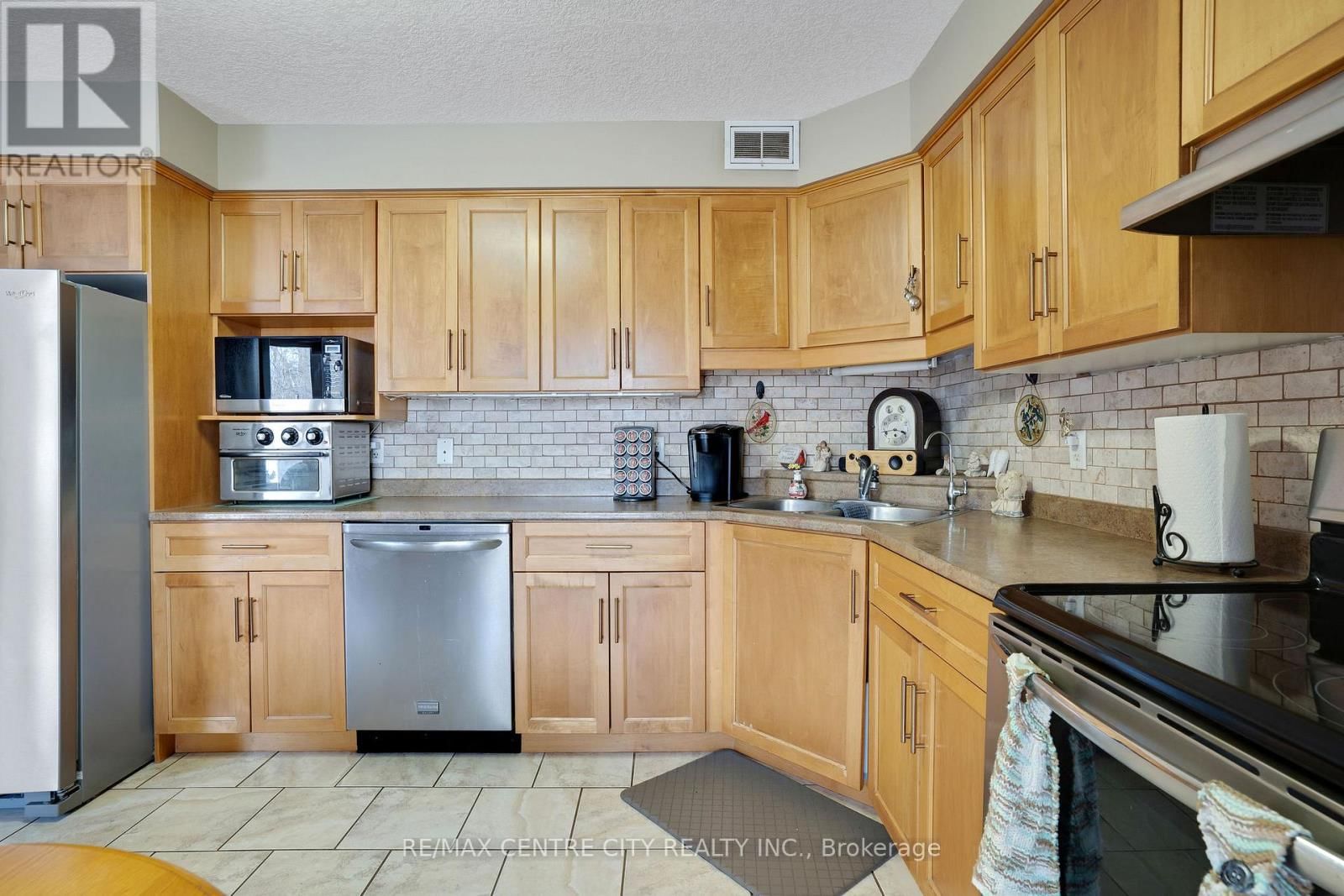 4 - 214 SNYDER'S ROAD EAST Image 11